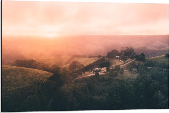 Dibond - Heuvellandschap met Zonnestralen  - 90x60cm Foto op Aluminium (Wanddecoratie van metaal)