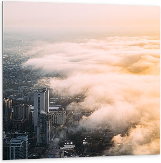 Dibond - Laag Hangende Wolken boven Stad - Foto op Aluminium (Wanddecoratie van metaal)