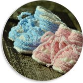 Forex Wandcirkel - Gebreide Roze en Blauwe Slofjes - 30x30cm Foto op Wandcirkel (met ophangsysteem)