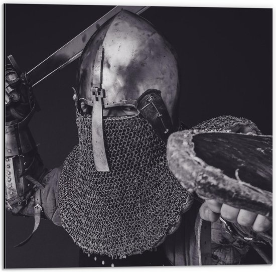 Dibond - Zwart/Wit Ridder met Harnas - 50x50cm Foto op Aluminium (Met Ophangsysteem)