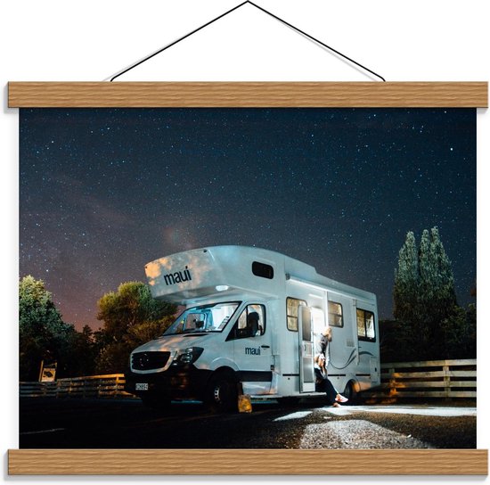 Schoolplaat – Witte Camper onder de Sterrenhemel - 40x30cm Foto op Textielposter (Wanddecoratie op Schoolplaat)