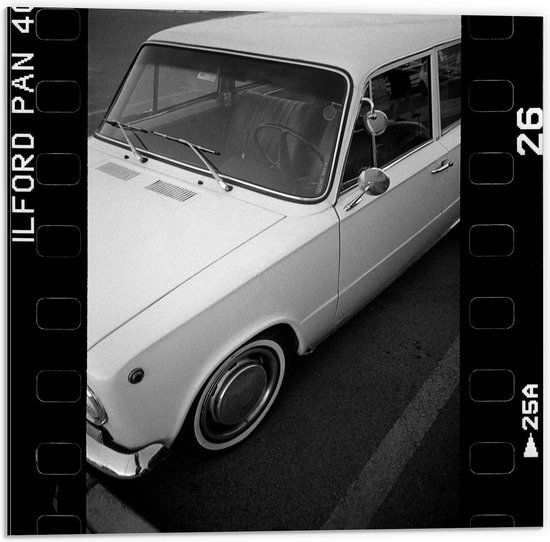 Dibond - Oude Foto van Auto (zwart/wit) - 50x50cm Foto op Aluminium (Wanddecoratie van metaal)