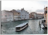 Dibond - Boottocht door Venetië - Italië - 40x30cm Foto op Aluminium (Met Ophangsysteem)