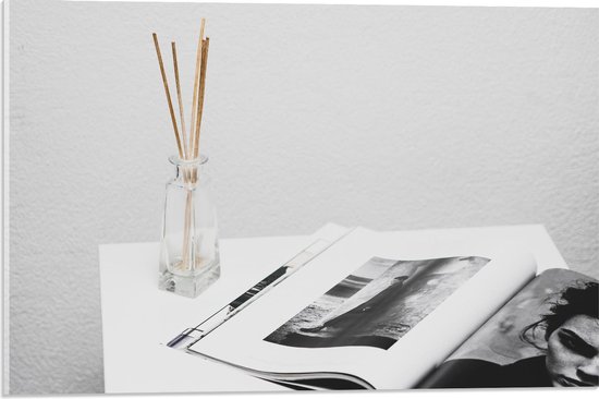 Acrylglas - Magazine Op een Witte Tafel Met Geurstokjes - 60x40cm Foto op Acrylglas (Met Ophangsysteem)