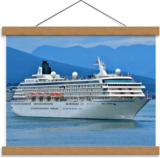 Schoolplaat – Groot Cruiseschip Op de Blauwe Zee Met Bergen Op de Achtergrond - 40x30cm Foto op Textielposter (Wanddecoratie op Schoolplaat)