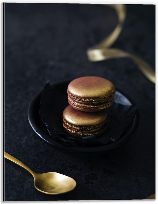 Dibond - Goude Macarons Op een Zwart Bordje - 30x40cm Foto op Aluminium (Wanddecoratie van metaal)