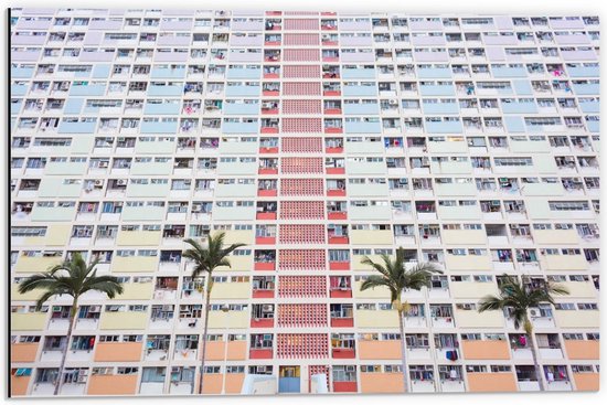 Dibond - Kleurrijk Appartementencomplex met Palmbomen - 60x40cm Foto op Aluminium (Wanddecoratie van metaal)