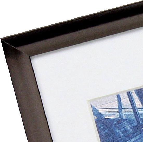 Close-up van een zwarte fotolijst met een witte passe-partout en een blauwe print van een auto.