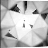 Dibond - Toren vanuit Hoekig Gebouw  - 80x80cm Foto op Aluminium (Wanddecoratie van metaal)