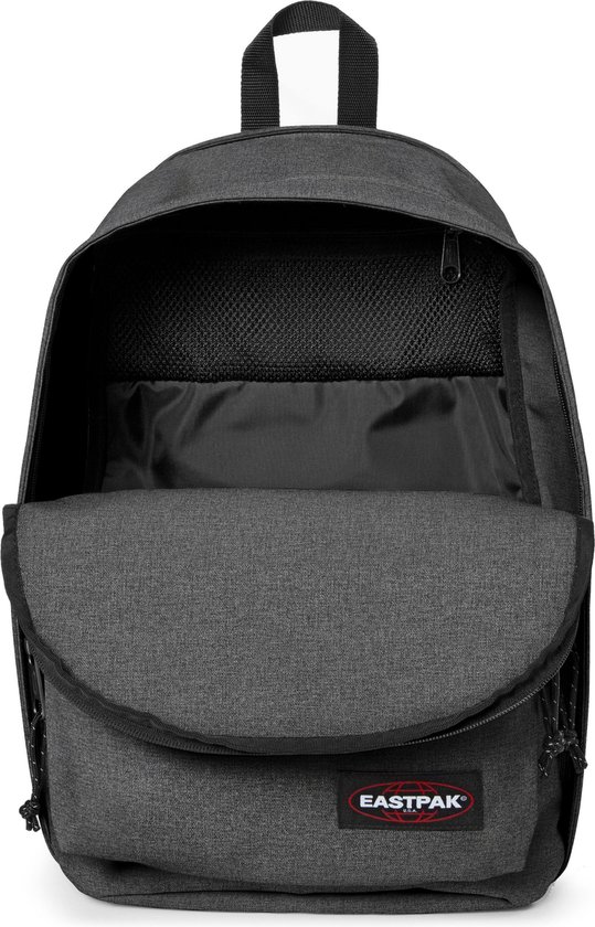 Donkergrijze rugzak met een open vak aan de voorkant met een Eastpak logo.