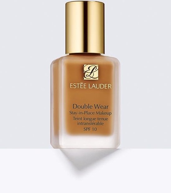 Estée Lauder Double Wear foundation in een glazen fles met gouden dop. De foundation is medium bruin van kleur.