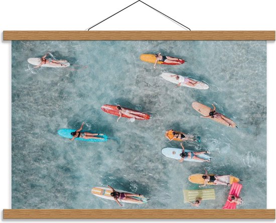 Schoolplaat – Bovenaanzicht Surfers op het Water - 60x40cm Foto op Textielposter (Wanddecoratie op Schoolplaat)