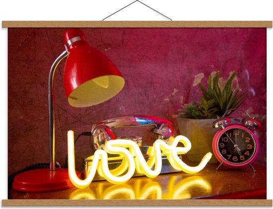 Schoolplaat – Gele ''Love'' op Bureau - 90x60cm Foto op Textielposter (Wanddecoratie op Schoolplaat)