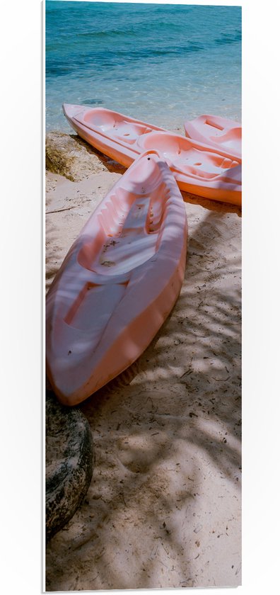 WallClassics - PVC Schuimplaat - Oranje Kano's op Wit Strand - 30x90 cm Foto op PVC Schuimplaat (Met Ophangsysteem)