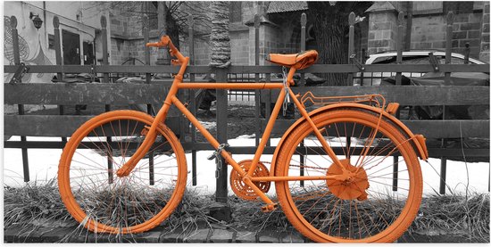 WallClassics - Poster (Mat) - Oranje Fiets tegen Zwart Witte Achtergrond - 100x50 cm Foto op Posterpapier met een Matte look