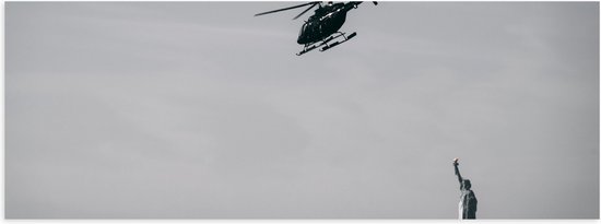 WallClassics - Poster Glanzend – Helikopter zwevend boven Vrijheidsbeeld in New York - 60x20 cm Foto op Posterpapier met Glanzende Afwerking