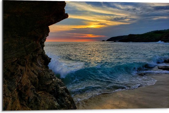 WallClassics - Dibond - Zonsondergang met Golven aan Zee - 75x50 cm Foto op Aluminium (Met Ophangsysteem)