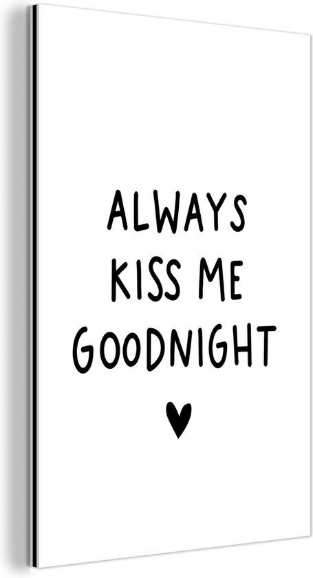Wanddecoratie Metaal - Aluminium Schilderij Industrieel - Engelse quote "Always kiss me goodnight" met een hartje op een witte achtergrond - 20x30 cm - Dibond - Foto op aluminium - Industriële muurdecoratie - Voor de woonkamer/slaapkamer