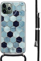 Casimoda® hoesje met koord - Geschikt voor iPhone 11 Pro - Blue Cubes - Afneembaar koord - Siliconen/TPU - Blauw