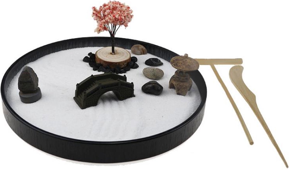 Ronde Zentuin met zand, steentjes, kersenbloesem boom, harkjes, pagoda - Japans