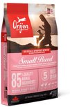Orijen Small Breed hondenvoer met silhouette van vrouw en hond bij zonsondergang. Bevat 85% dierlijke ingrediënten, vers of rauw.