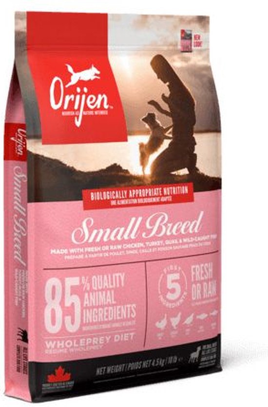 Orijen Small Breed hondenvoer met silhouette van vrouw en hond bij zonsondergang. Bevat 85% dierlijke ingrediënten, vers of rauw.