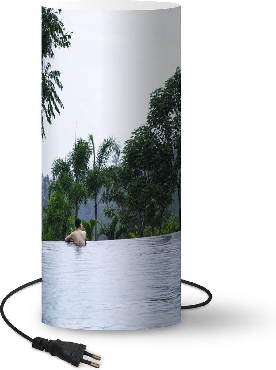 Lamp - Nachtlampje - Tafellamp slaapkamer - Een oneindig zwembad in Ubud, Indonesië - 70 cm hoog - Ø29.6 cm - Inclusief LED lamp - LampTiger