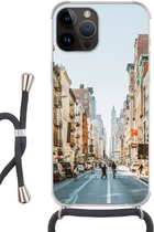 Geschikt voorApple Iphone 14 Pro Max - Crossbody Case - Drukke straat in New York - Siliconen - Crossbody - Backcover met Koord - Telefoonhoesje met koord - Hoesje met touw