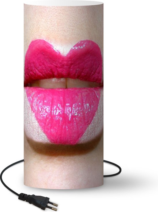 Lamp Lippen – afbeelding van lippen met hartje van lippenstift – 33 cm hoog – Ø14 cm – Inclusief LED lamp