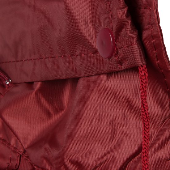Detail van een rode regenjas: knoop, koord en waterdichte stof.