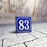 Emaille huisnummer blauw/wit nr. 83