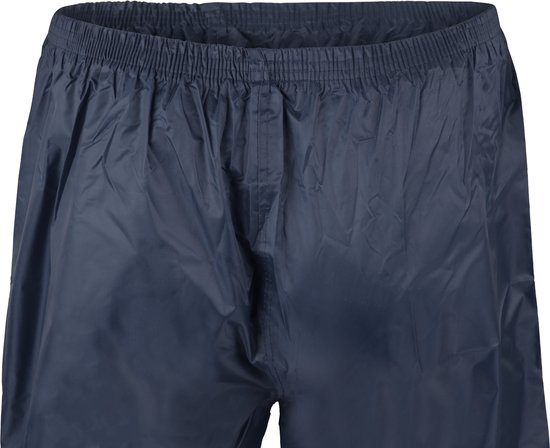 Detail van de elastische tailleband van een donkerblauwe regenbroek.