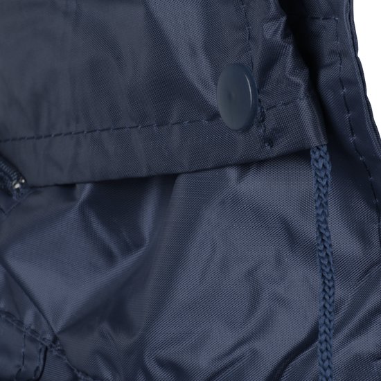 Detail van een donkerblauwe regenjas met knoop en koord.