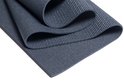 Gedetailleerd beeld van de textuur van een donkerblauwe yogamat met een subtiel ribbelpatroon.