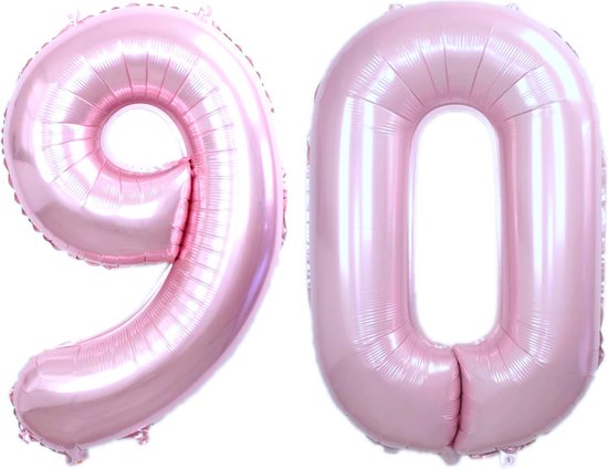 Twee roze cijferballonnen, een '9' en een '0', op een witte achtergrond.