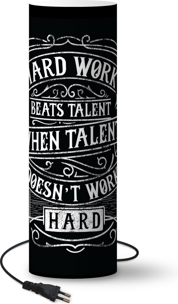 Lamp - Nachtlampje - Tafellamp slaapkamer - Werk - Retro - Quote - 70 cm hoog - Ø22.3 cm - Inclusief LED lamp