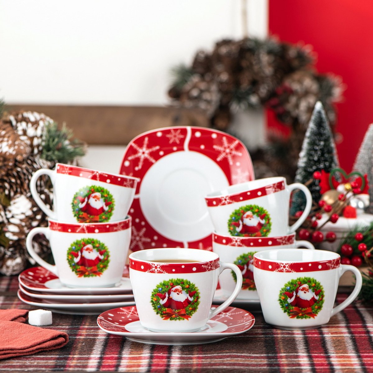 Ensemble de tasses colorées avec cuillère isolée | Photo Premium