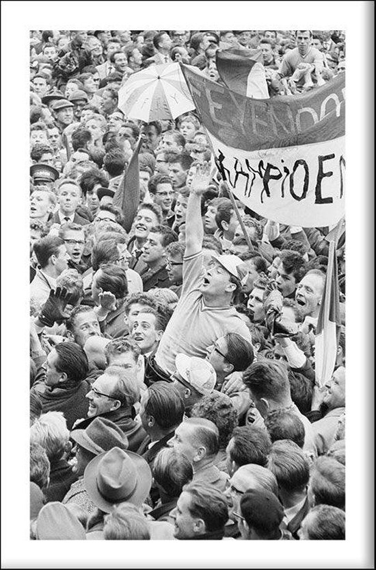 Walljar - Poster Feyenoord met lijst - Voetbal - Amsterdam - Eredivisie - Zwart wit - Feyenoord kampioen '62 II - 13 x 18 cm - Zwart wit poster met lijst