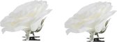 2x Kerstboomversiering bloem op clip witte besneeuwde roos 15 cm - witte kerstversieringen
