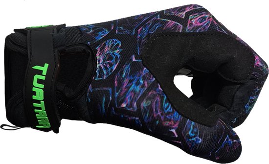 Linker handschoen gebald tot vuist, met paars/blauw hex-patroon.