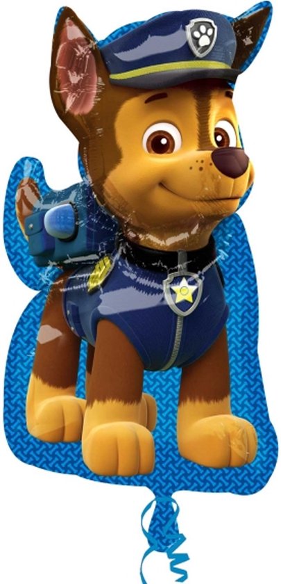 Chase, de herdershond van PAW Patrol, in zijn politie-uniform met blauwe hoed en badge, met een blauw lint eronder.