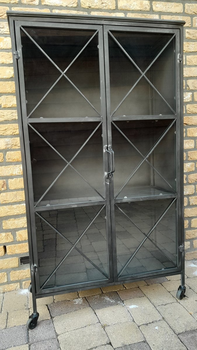 Kast - Metaal - Industrieel - Zwart - op wieltjes - Glas - 143x82x37cm.
