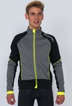 Man met lach, draagt een zwart fietsjack met grijze voorpanelen en fluo-gele rits en biezen. '21 VIRAGES' op de schouder.