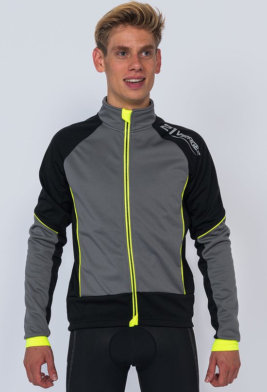 Man met lach, draagt een zwart fietsjack met grijze voorpanelen en fluo-gele rits en biezen. '21 VIRAGES' op de schouder.