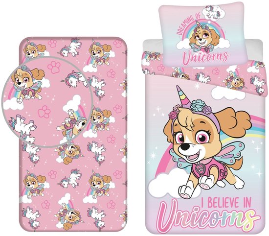 Dekbedovertrek en hoeslaken met Skye van Paw Patrol als eenhoorn met regenboog en tekst 'I BELIEVE IN Unicorns'.