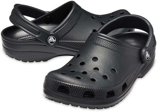 Sabots Crocs noirs avec une sangle arrière. Deux sabots, un au premier plan, un à l'arrière.