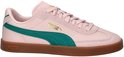 Lichtroze Puma sneaker met smaragdgroene streep en bruine zool.