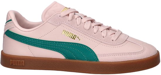 Lichtroze Puma sneaker met smaragdgroene streep en bruine zool.