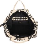 Open beige strandtas met zwart gestreepte binnenkant en een ritsvak.