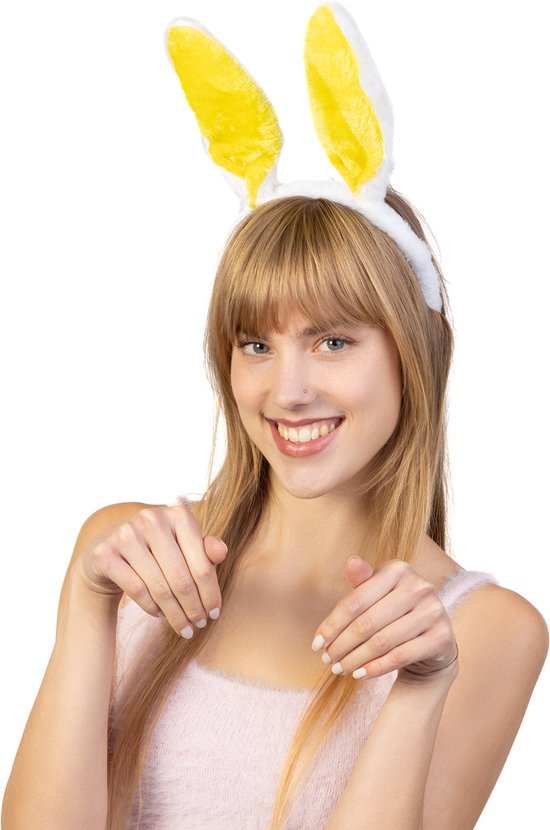 Lachende vrouw met blonde haren, draagt wit met geel konijnenoortjes diadeem en roze trui.